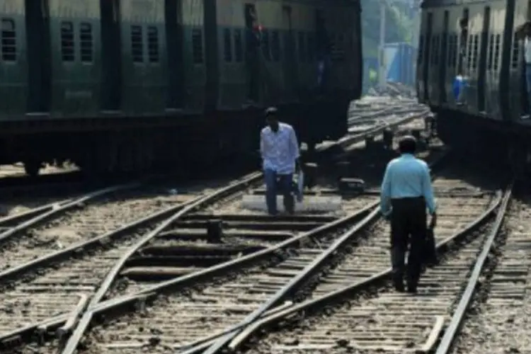 
	Indianos caminham nos trilhos da esta&ccedil;&atilde;o de Calcut&aacute; em fevereiro de 2013: os peregrinos foram atropelados pelo trem no momento em que atravessavam as vias f&eacute;rreas com sinal vermelho
 (Dibyangshu Sarkar/AFP)