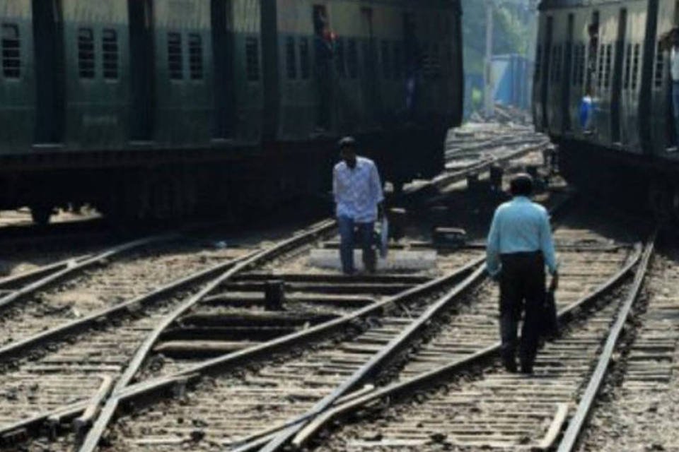 Trem atropela e mata 35 peregrinos na Índia