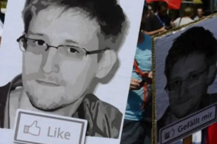 
	Cartazes em apoio a Snowden durante protesto em Berlim: o governo amea&ccedil;ou acionar a Justi&ccedil;a para recuperar os documentos secretos caso o jornal n&atilde;o os destru&iacute;sse
 (John Macdougall/AFP)