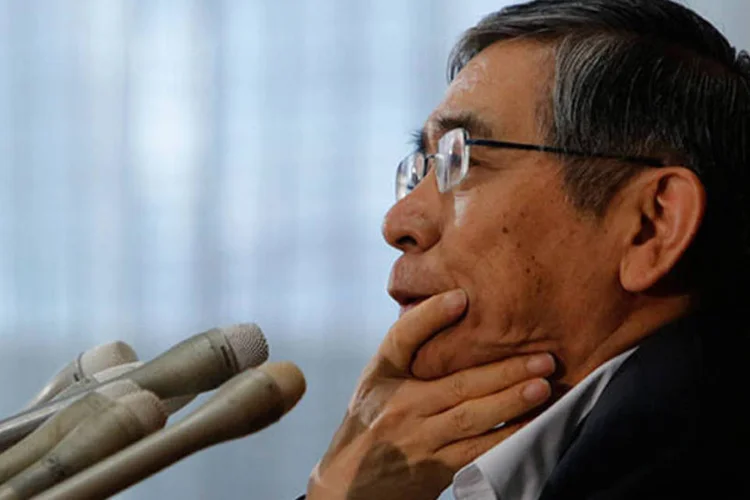 
	Haruhiko Kuroda: &quot;&eacute; claro, pode haver riscos tanto para cima quanto para baixo &agrave; estimativa de pre&ccedil;os do BC, mas tais riscos n&atilde;o tem se materializado, e se esse for o caso a pol&iacute;tica atual continuar&aacute;&quot;
 (Yuya Shino/Reuters)