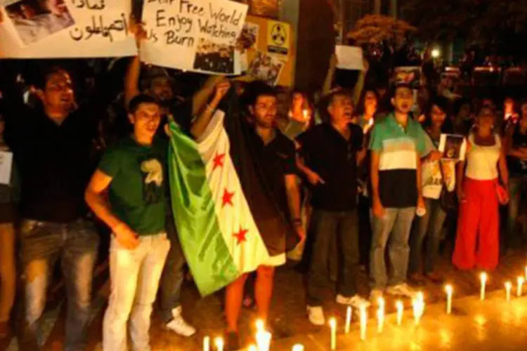 
	Libaneses e s&iacute;rios protestam diante de pr&eacute;dio da ONU em Beirute: os manifestantes pedem investiga&ccedil;&atilde;o e puni&ccedil;&atilde;o por parte do &oacute;rg&atilde;o
 (AFP)