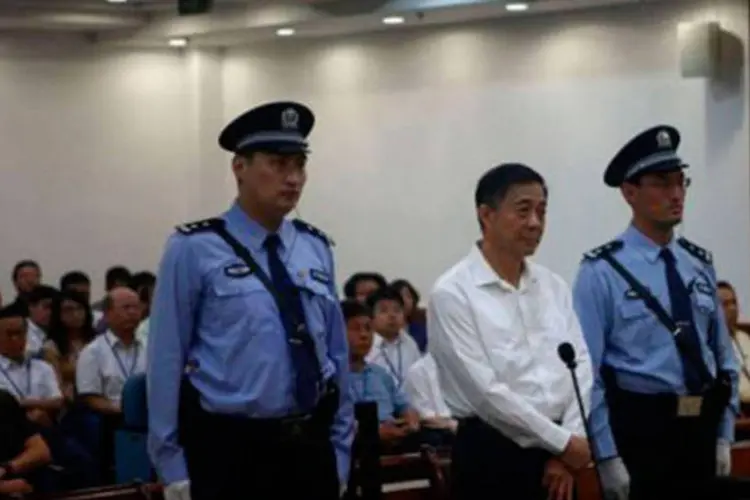 O ex-dirigente político Bo Xilai (C) durante audiência em Jinan, na província de Shandong
 (AFP)