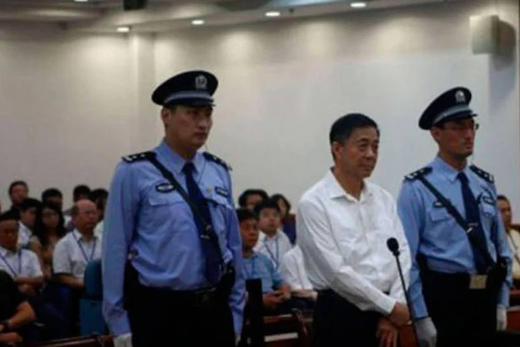 
	O ex-dirigente pol&iacute;tico Bo Xilai (C) durante audi&ecirc;ncia em Jinan, na prov&iacute;ncia de Shandong: Bo, que havia admitido o suposto crime, declarou que fez isto &quot;contra sua vontade&quot;
 (AFP)
