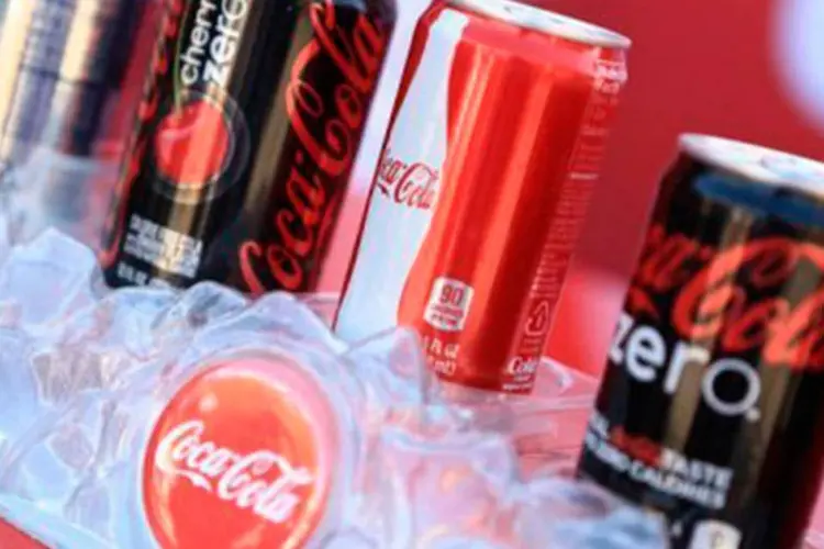 
	Latas de Coca-Cola: no &uacute;ltimo trimestre, a Coca-Cola conseguiu aumentar seu lucro l&iacute;quido em 5%, at&eacute; US$ 2.447 bilh&otilde;es
 (Mike Windle/AFP)