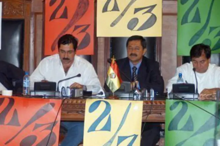 Os senadores da oposição boliviana Fernando Rodríguez, Jorge Bejarano e Roger Pinto, durante uma greve de fome feita em 6 de dezembro de 2006 (AFP)