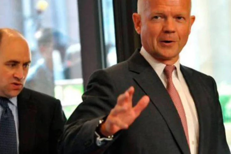 
	William Hague: &quot;n&atilde;o podemos permitir no s&eacute;culo XXI o uso de armas qu&iacute;micas com total impunidade, mas no momento n&atilde;o posso dar detalhes sobre as op&ccedil;&otilde;es militares&quot;, disse
 (Georges Gobet/AFP)