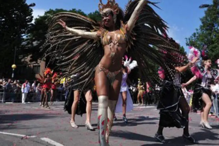 
	Desfile no segundo dia do Carnaval de Notting Hill: dan&ccedil;arinos em trajes extravagantes e m&uacute;sicos desfilaram pelas ruas de Londres
 (Carl Court/AFP)