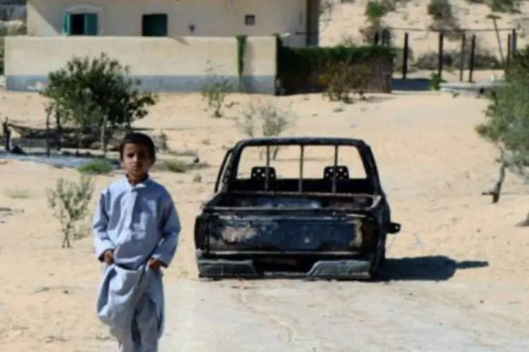 
	Um carro queimado em cidade no norte do Sinai: no s&aacute;bado, as for&ccedil;as da ordem lan&ccedil;aram uma grande opera&ccedil;&atilde;o contra os ref&uacute;gios de supostos terroristas e jihadistas na regi&atilde;o
 (Mohamed el-Shahed/AFP)