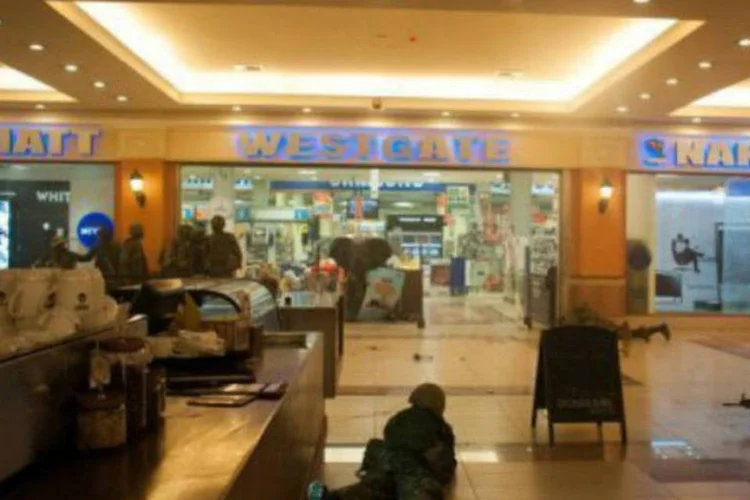 
	Policias quenianos em shopping de Nair&oacute;bi: ataque em setembro deixou ao menos 69 pessoas mortas
 (James Quest/AFP)