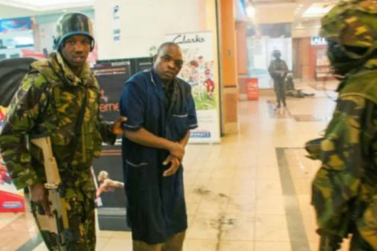 
	Homem ferido &eacute; resgatado ap&oacute;s ataque contra um shopping em Nair&oacute;bi, no Qu&ecirc;nia:&nbsp;entre 10 e 15 terroristas - segundo as autoridades - seguem no local
 (James Quest/AFP)