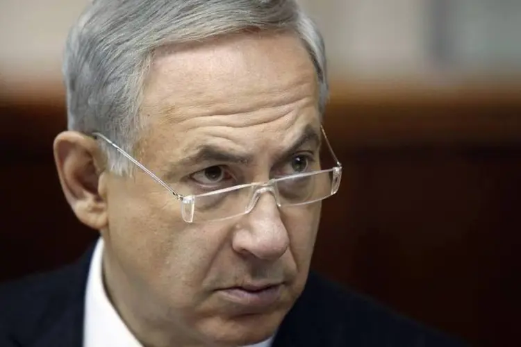 
	O primeiro-ministro de Israel, Benjamin Netanyahu: &quot;san&ccedil;&otilde;es devem permanecer e refor&ccedil;ar-se at&eacute; que o Ir&atilde;&nbsp;suspenda seu programa nuclear&quot;, disse
 (Gali Tibbon/Reuters)