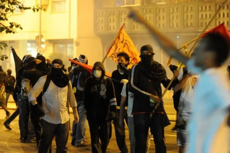Manifestantes mascarados no centro do Rio: pelo menos três manifestantes e três policiais militares ficaram feridos (Fernando Frazão/ABr)