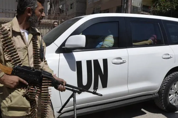 Membro do Exército Livre Sírio escolta carro da ONU: "foi a oposição, não o Estado, que utilizou armas químicas", disse ministro sírio (Bassam Khabieh/Reuters)