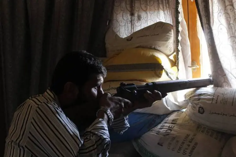 Membro do Exército Livre da Síria: ataques contra a Síria, se ordenados, poderão se estender por mais de um dia, segundo fonte (Molhem Barakat/Reuters)