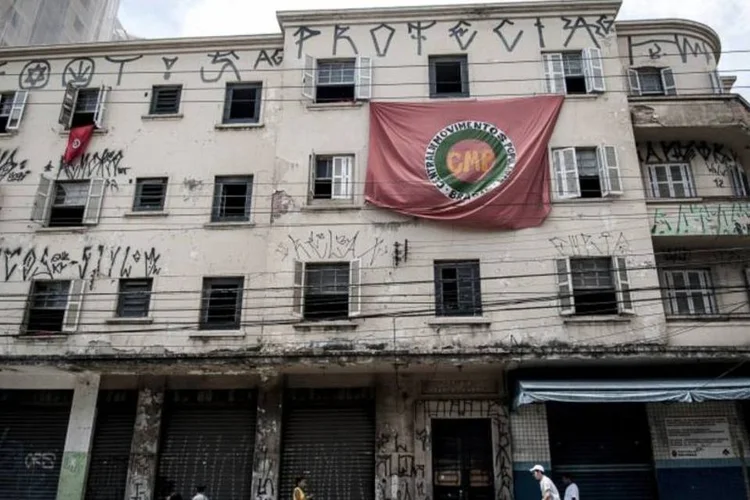 
	Pr&eacute;dio ocupado em S&atilde;o Paulo em luta por moradia: Movimentos em defesa do direito &agrave; moradia estimam a exist&ecirc;ncia de 100 ocupa&ccedil;&otilde;es de terrenos e de im&oacute;veis por toda a cidade
 (Marcelo Camargo/ABr)