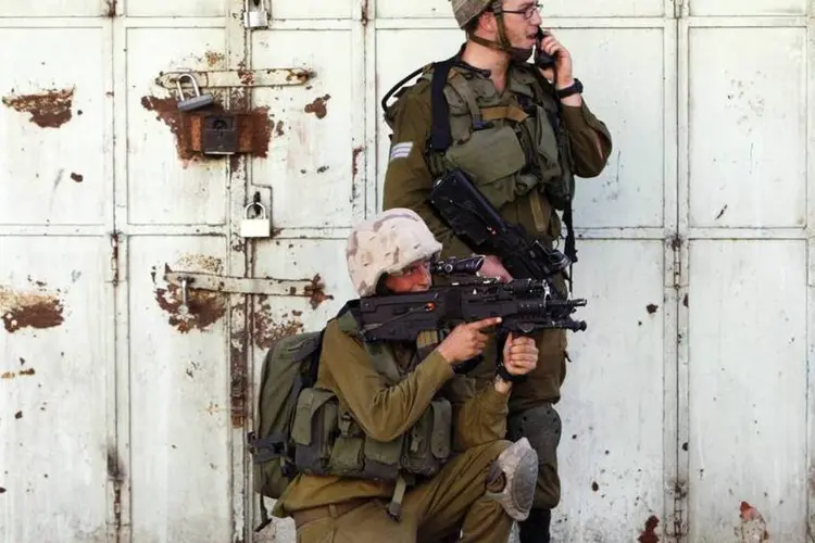 Soldados do Exército israelense: fontes de segurança afirmaram que não se trata de uma convocação geral de tropas (Mussa Qawasma/Reuters)
