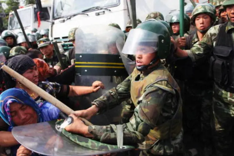 
	Confrontos entre policiais e uigures na China:&nbsp;pol&iacute;cia realizou uma batida no que qualificou como&nbsp;&quot;centro terrorista&quot;
 (Getty Images)