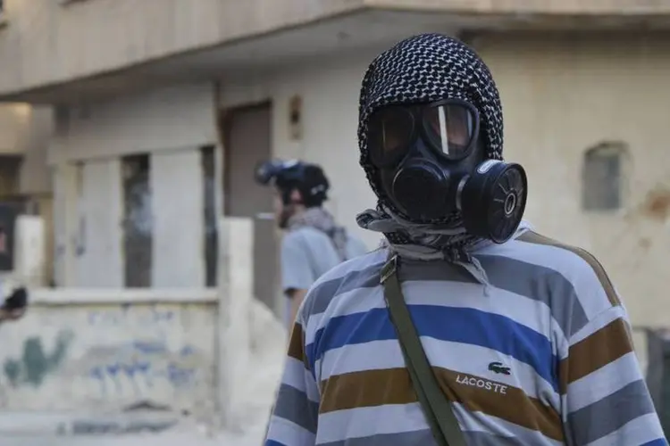 
	Homem com m&aacute;scara de g&aacute;s na S&iacute;ria: ataque pode n&atilde;o ter tido a permiss&atilde;o de Bashar al-Assad
 (Bassam Khabieh/Reuters)