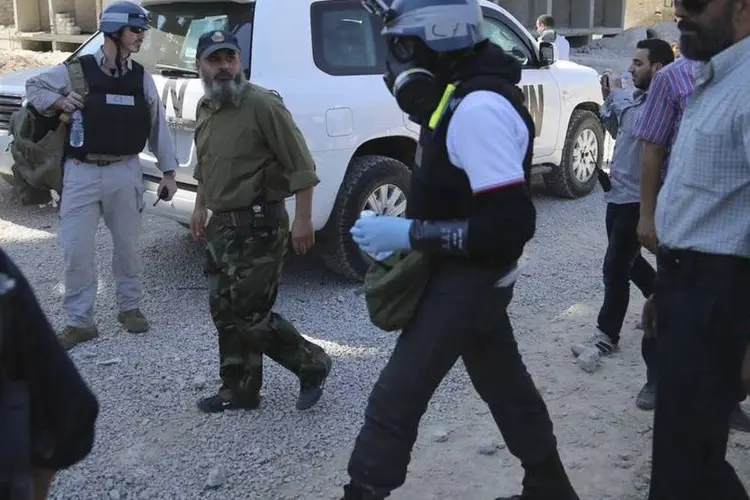 
	Inspetores da ONU na S&iacute;ria: relat&oacute;rio da ONU divulgado na segunda-feira confirmou o uso do agente nervoso sarin no ataque de 21 de agosto, mas n&atilde;o atribuiu culpa
 (Mohamed Abdullah/Reuters)