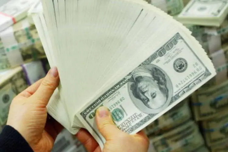 
	D&oacute;lar: &agrave;s 9h10, a moeda norte-americana recuava 0,25%, a 2,2350 reais na venda
 (Getty Images)