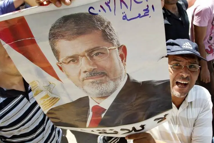 Apoiador do presidente deposto do Egito Mohamed Mursi: ministro afirmou que "as circunstâncias políticas não permitem a continuação da negociação", segundo imprensa (Muhammad Hamed/Reuters)