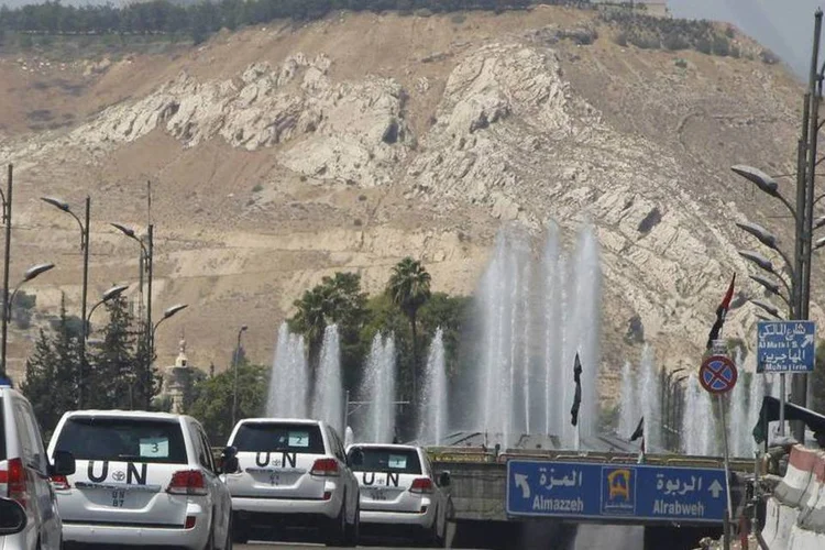 
	Carros da ONU na S&iacute;ria: investigadores disseram que as for&ccedil;as do presidente conduziram uma campanha por meio da utiliza&ccedil;&atilde;o &quot;da nega&ccedil;&atilde;o de atendimento m&eacute;dico como arma de guerra&quot;
 (Khaled al-Hariri/Reuters)