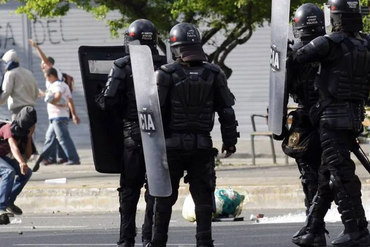 Polícia entra em confronto com manifestantes na Colômbia: ao menos 147 pessoas ficaram feridas na capital (Albeiro Lopera/Reuters)