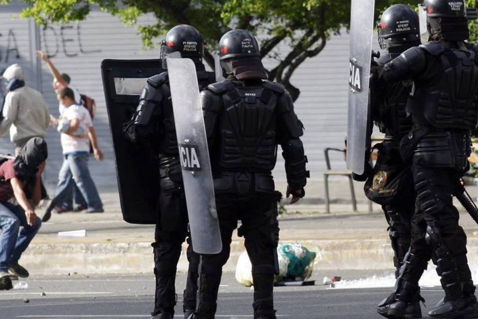 Protestos terminam em violência na Colômbia