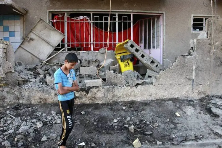 Criança em local de atentado em Bagdá: atentados foram perpetrados "de maneira sincronizada", segundo Al Qaeda (Ahmed Malik/Reuters)