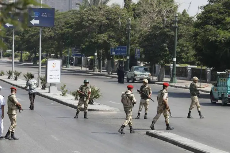 Operação policial em rua do Cairo, no Egito: Ministério egípcio do Interior informou em comunicado que os assassinos estavam em dois carros (Youssef Boudlal/Reuters)