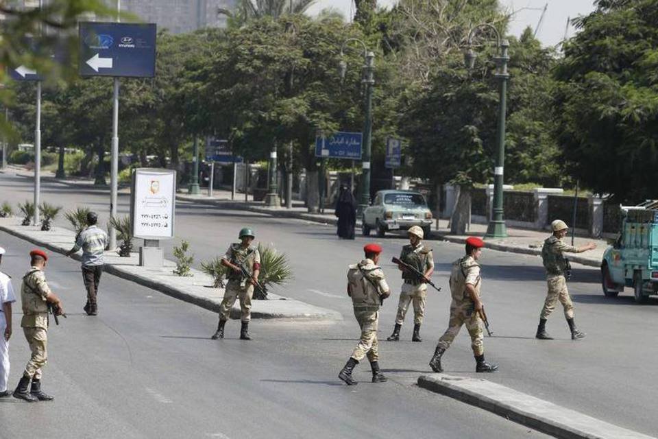 Ataque a posto policial no Cairo mata um agente e um civil