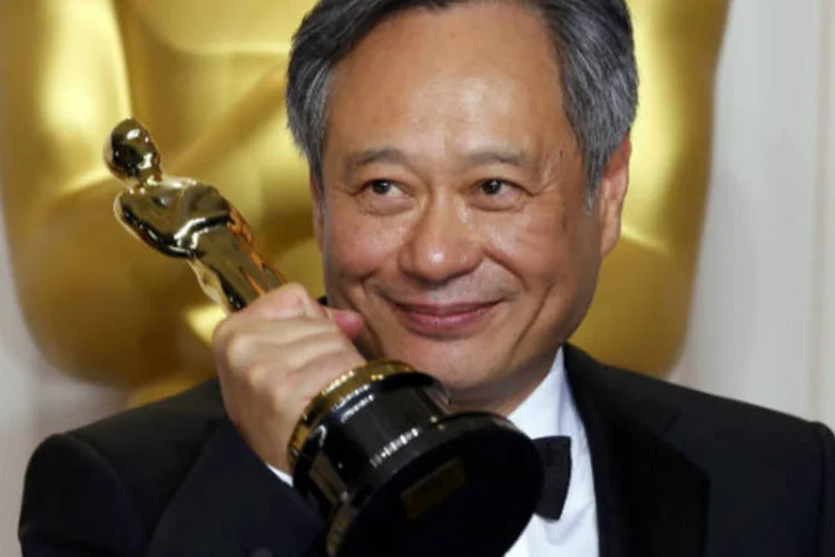 Ang Lee posa com seu Oscar de Melhor Diretor pelo filme "As Aventuras de Pi" , no 85º Prêmio da Academia em Hollywood (REUTERS / Mike Blake)