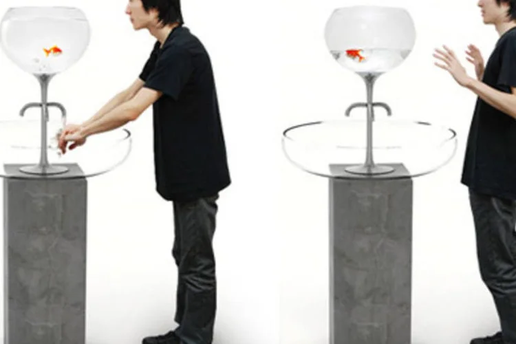 "Poor Little Fishbowl Sink": pia usa aquário com peixe vivo para promover a economia de água. 