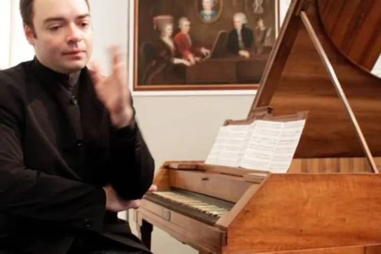 Pianista russo Alexander Melnikov perto do instrumento Anton-Walter-fortepiano, de Mozart (Herwig Prammer/Reuters)
