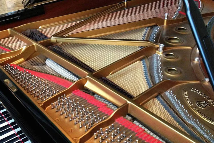 Piano da Steinway & Sons: depois de quase 160 anos, os procedimentos de fabricação são praticamente os mesmos (Kjethdubns)