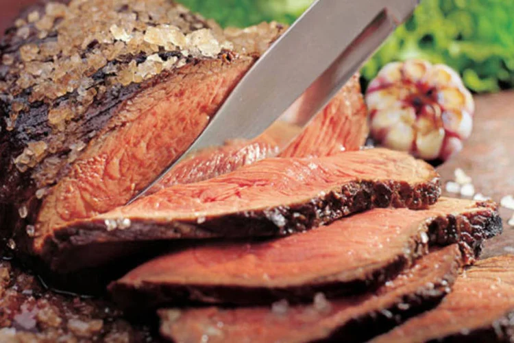 A picanha é um corte bastante versátil e pode ser feita inteira, no espeto em formato de medalhão e em tiras. (Mauro Holanda / Delícias da Calu/Divulgação)
