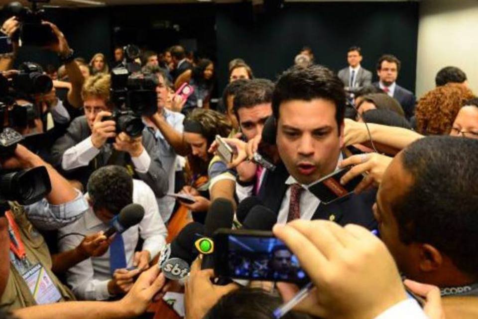 Aliado do Planalto, líder do PMDB critica Dilma em comissão