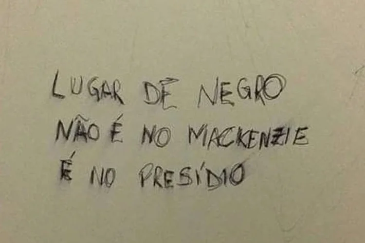 
	Picha&ccedil;&atilde;o em banheiro: estudantes e universidade repudiaram ato
 (Reprodução/Facebook)