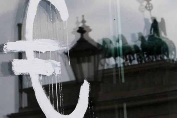 Pichação do euro na academia de artes de Berlim: o desempenho do varejo foi pior que o esperado (Thomas Peter/Reuters)