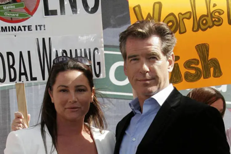 Pierce Brosnam e sua esposa, Keely Shaye, em protesto contra a mineradora BHP Billiton, em 2007