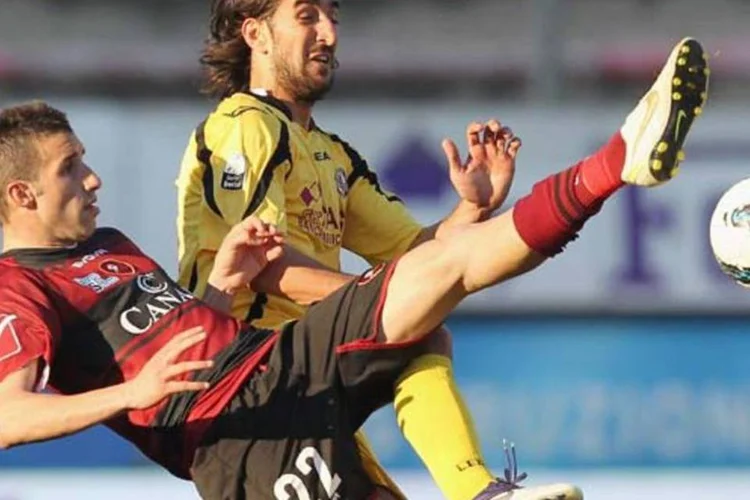 De amarelo, o meia Piermario Morosini, do Livorno, que morreu neste sábado