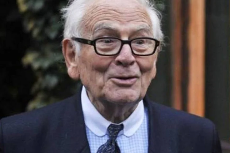 Estilista Pierre Cardin, em uma entrevista ao Wall Street Journal: "Quero vender agora" (Etienne Laurent/AFP)