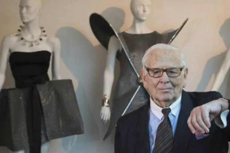 Pierre Cardin posa em seu novo museu em Paris (Joel Saget/AFP)