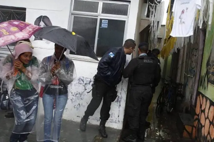 
	PMs no Complexo de Manguinhos: acusados responder&atilde;o por roubo e inc&ecirc;ndio
 (Pilar Olivares/Reuters)