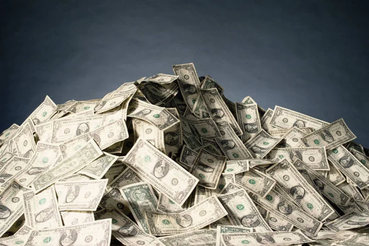 
	Pilha de dinheiro: Internauta pergunta onde &eacute; melhor aplicar seu dinheiro para alcan&ccedil;ar a meta
 (Jupiterimages/Thinkstock)