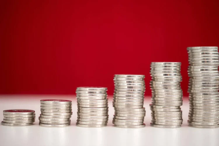 Pilhas de moedas (Crasck/Thinkstock)