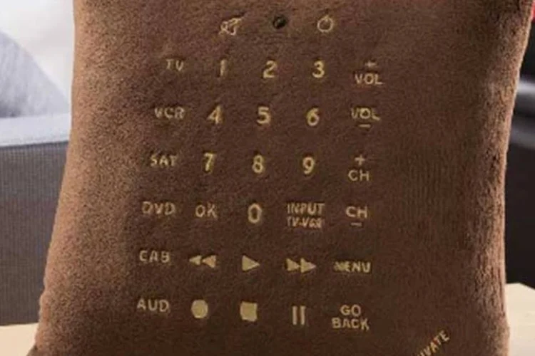 A almofada Pillow Remote Control, desenvolvida pela Brookstone (Divulgação/Brookstone)