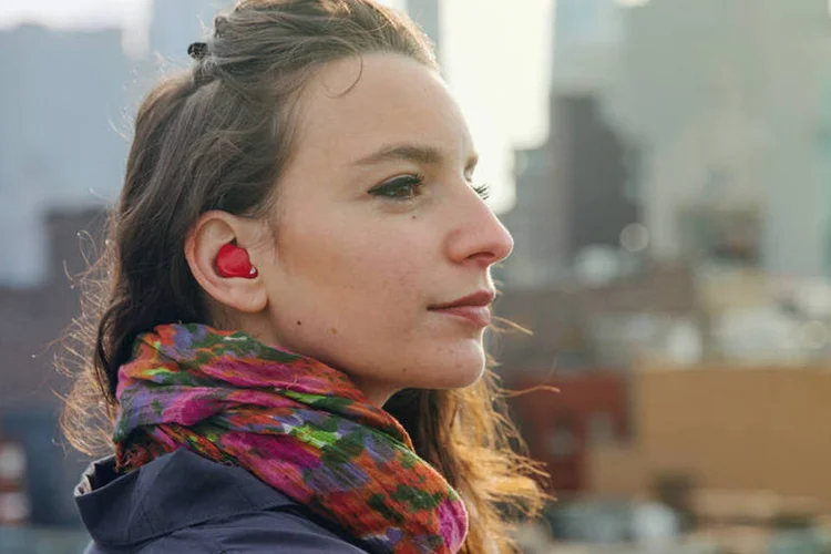 Pilot: fone de ouvido promete colocar pessoas que não falem a mesma língua para conversar (Divulgação/Waverly Labs)