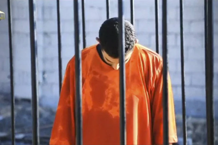 
	O piloto jordaniano Maaz al-Kassasbeh &eacute; visto em cela do Estado Isl&acirc;mico, antes de ser queimado vivo
 (Social media via Reuters)