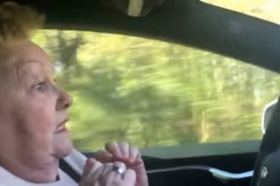 Vídeos da Tesla incluem motorista dormindo e idosa assustada